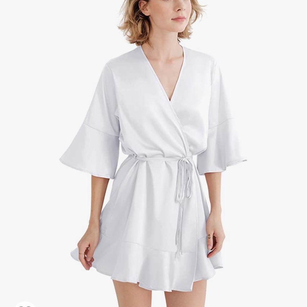 Ruffle silk robe size L/XL NWT